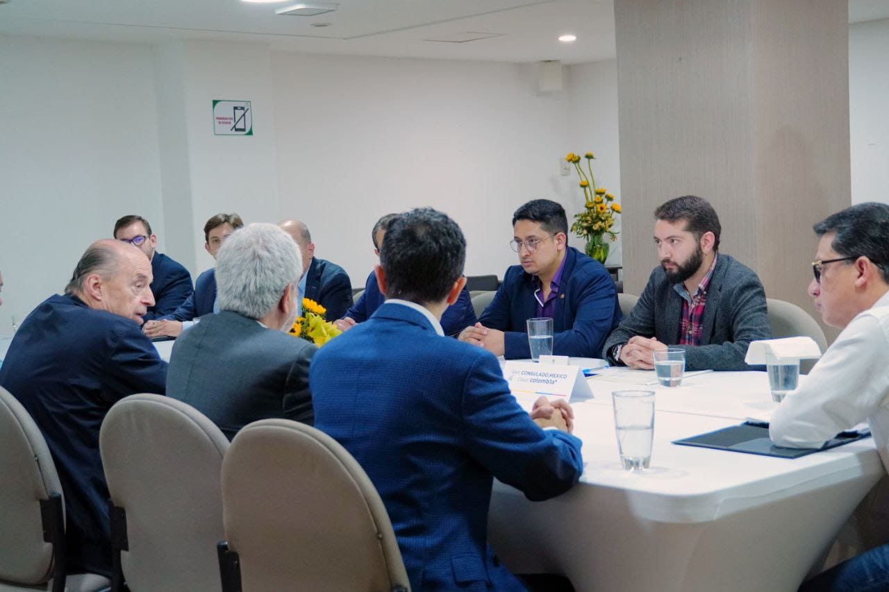 Reunión con equipo del Consulado y de la Embajada de Colombia en México