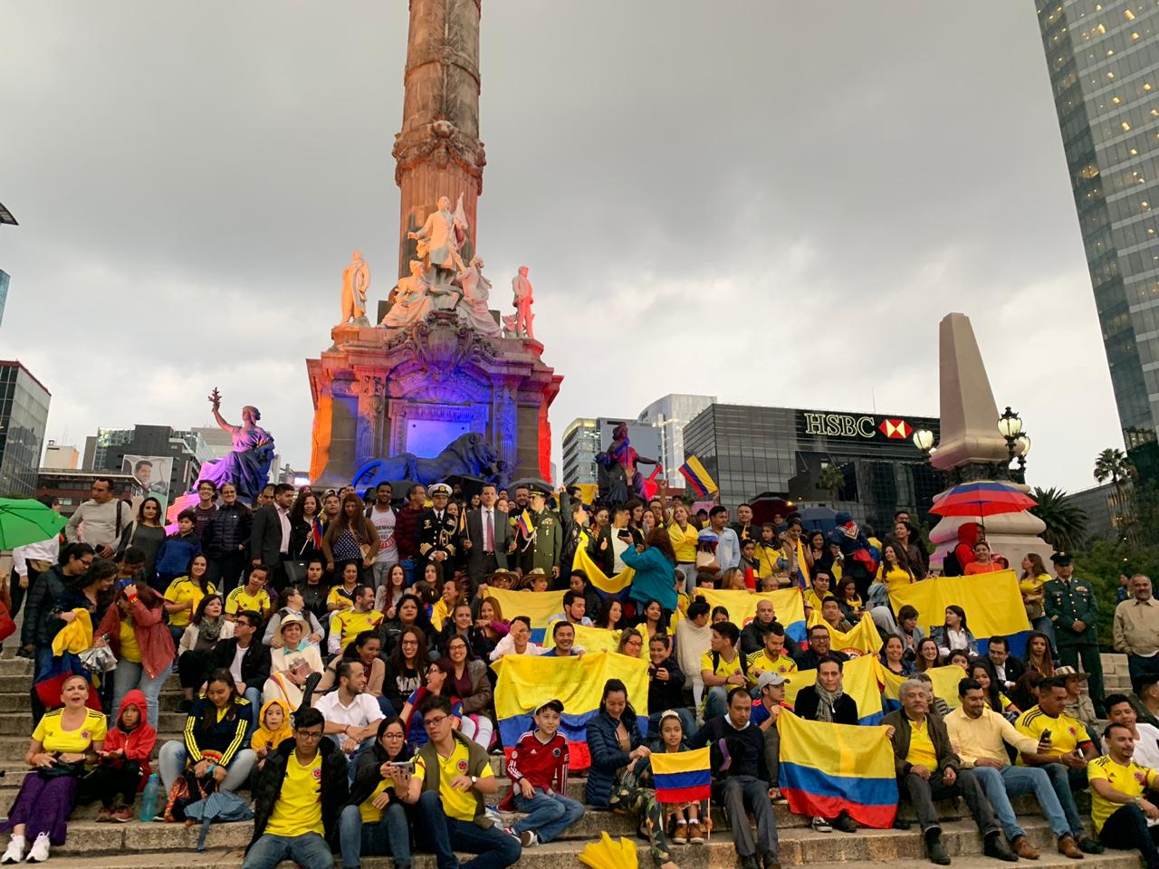 El Angel De La Independencia En La Ciudad De Mexico Fue Iluminado Con Los Colores De La Bandera Colombiana Consulado De Colombia En Ciudad De Mexico