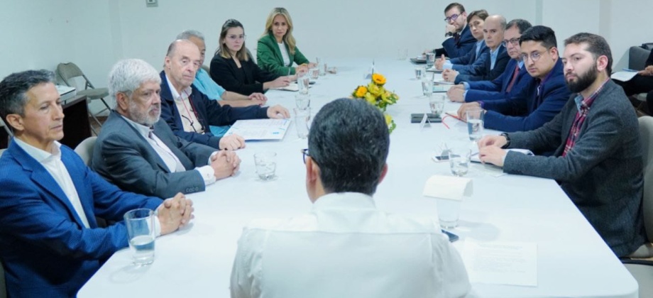 Reunión con equipo del Consulado y de la Embajada de Colombia en México